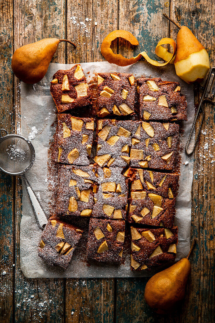 Spelt gingerbread on a tray with pears