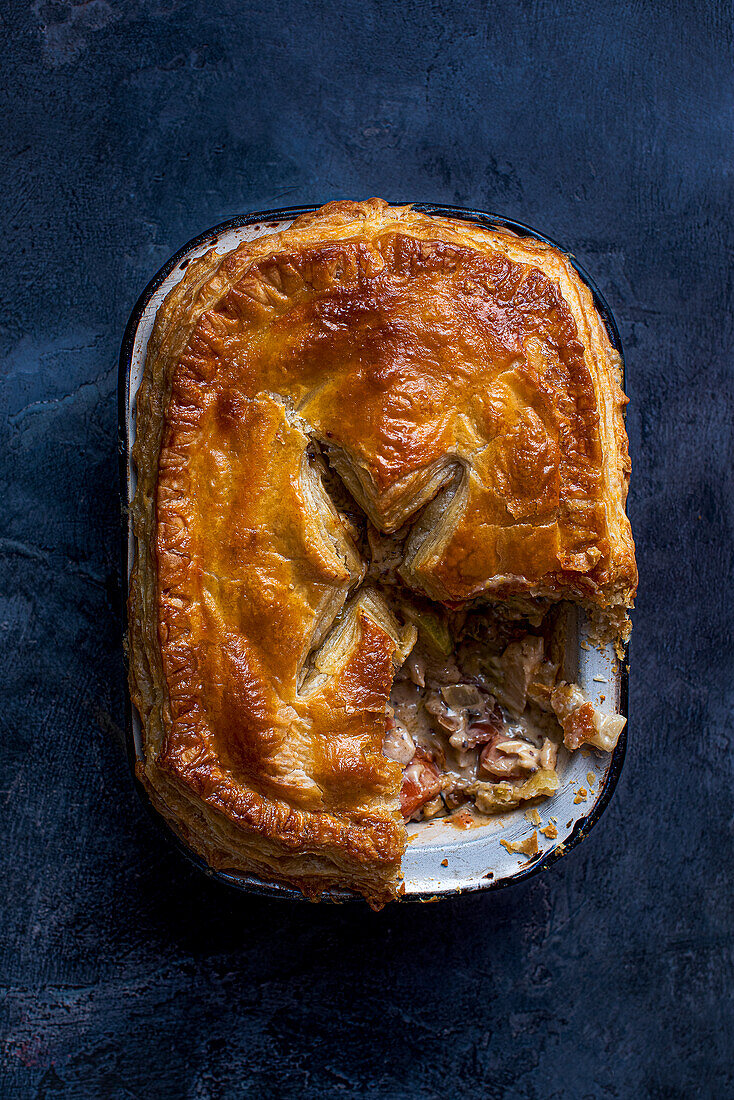 Chicken Pie mit Blätterteighaube, aufgebrochen