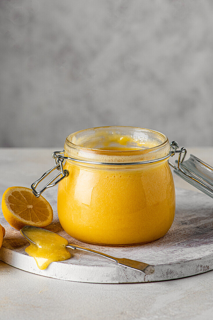 Selbstgemachtes Lemon Curd im Bügelglas