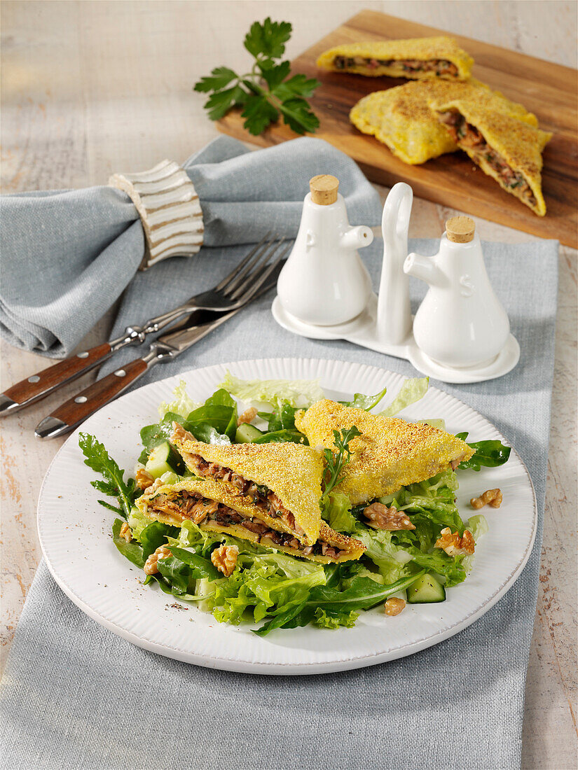 Maultaschen mit Pilzfüllung auf Blattsalat