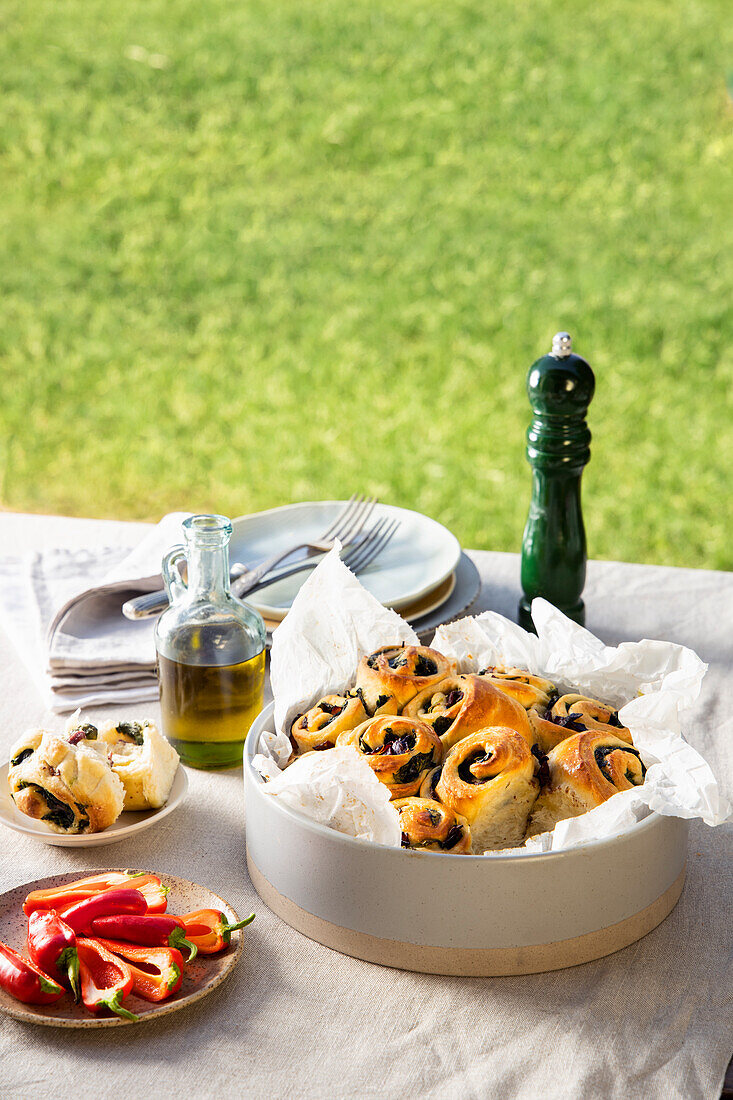 Pikant gefüllter Schneckenkuchen auf Tisch im Freien