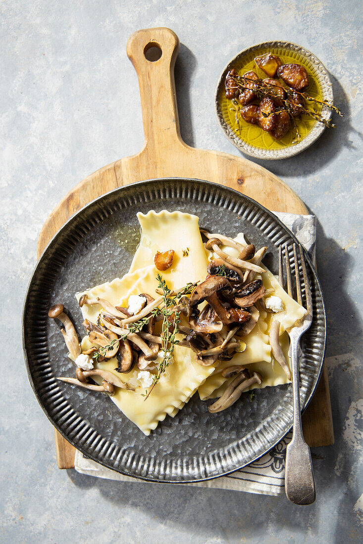 Lasagneblätter mit konfierten Pilzen und Knoblauch