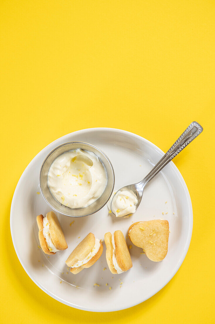 Heart-shaped biscuits filled with lemon mascarpone