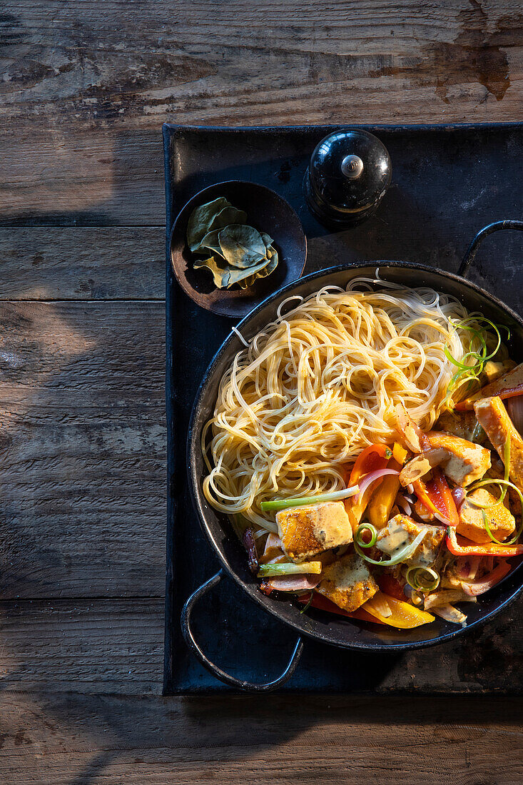 Lachsnudeln mit gelbem Curry