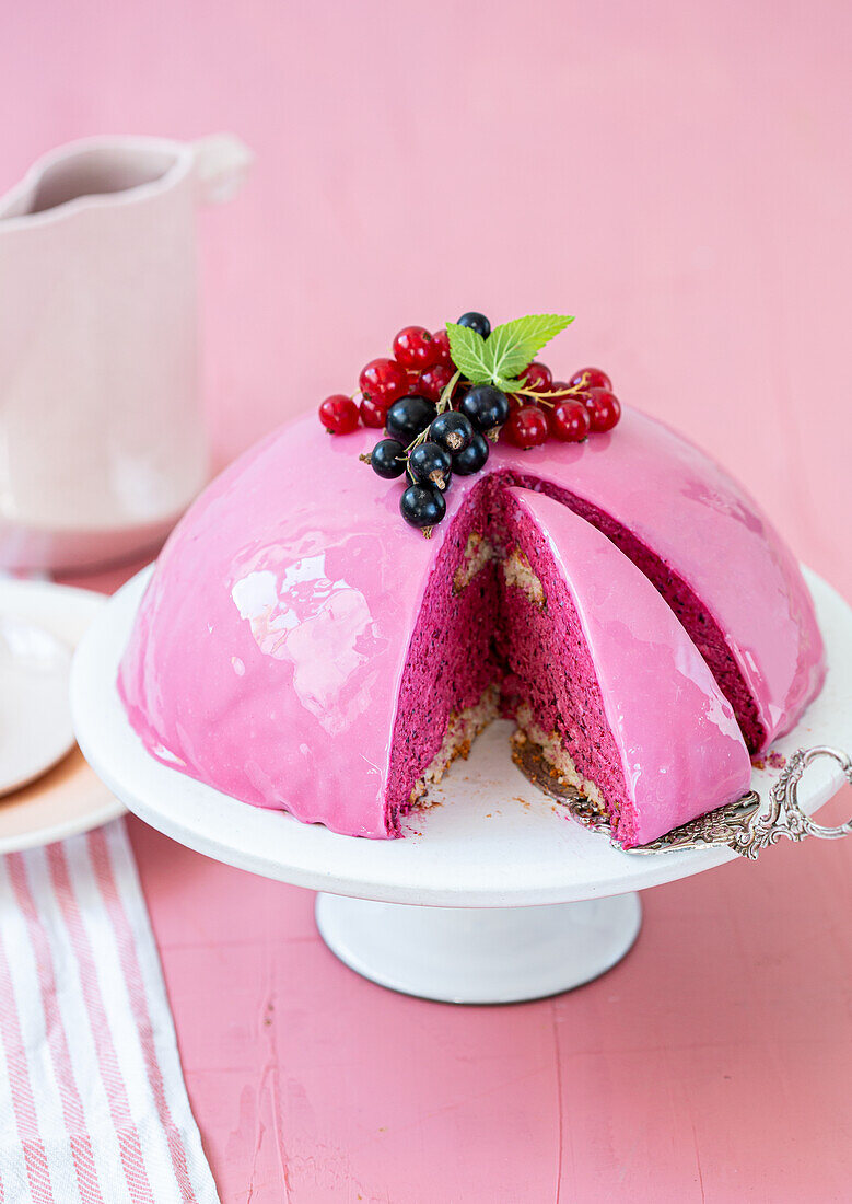 Redcurrant dome cake with macaroon base