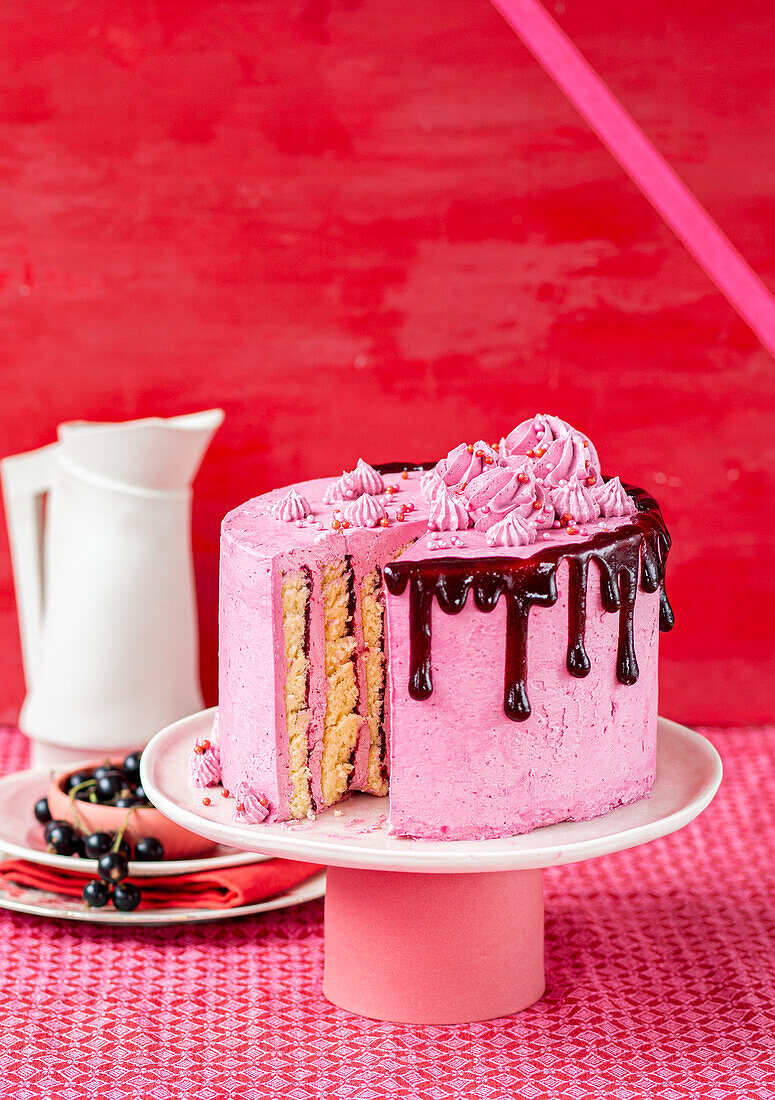 Cassis Dripped cake, cut into slices