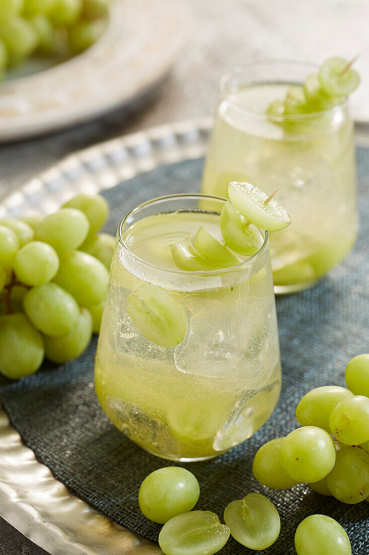 Traubensaft mit Eiswürfeln