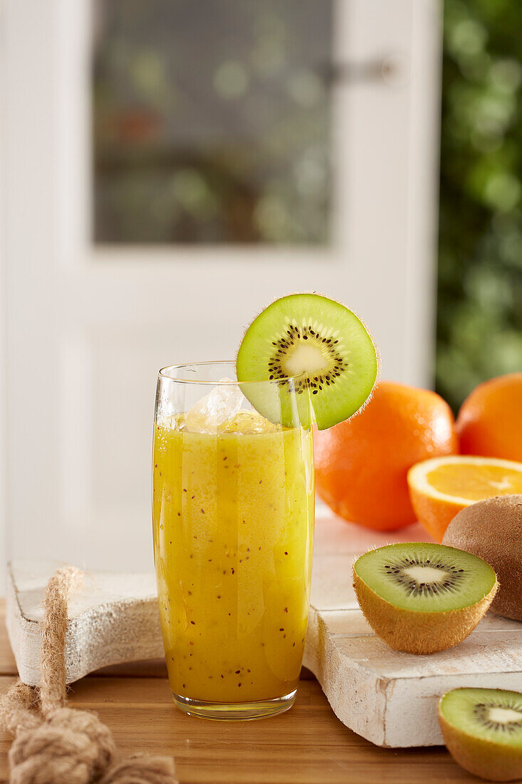 Orangen-Kiwi-Saft mit Eiswürfeln