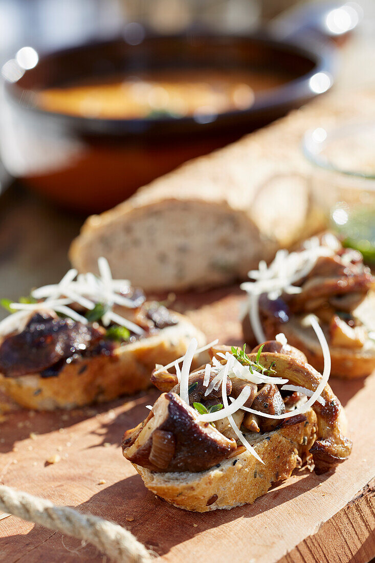 Baguette slices with sautéed mushrooms