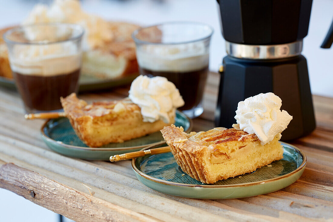 Apfelkuchen mit Kaffee auf Tisch im winterlichen Garten