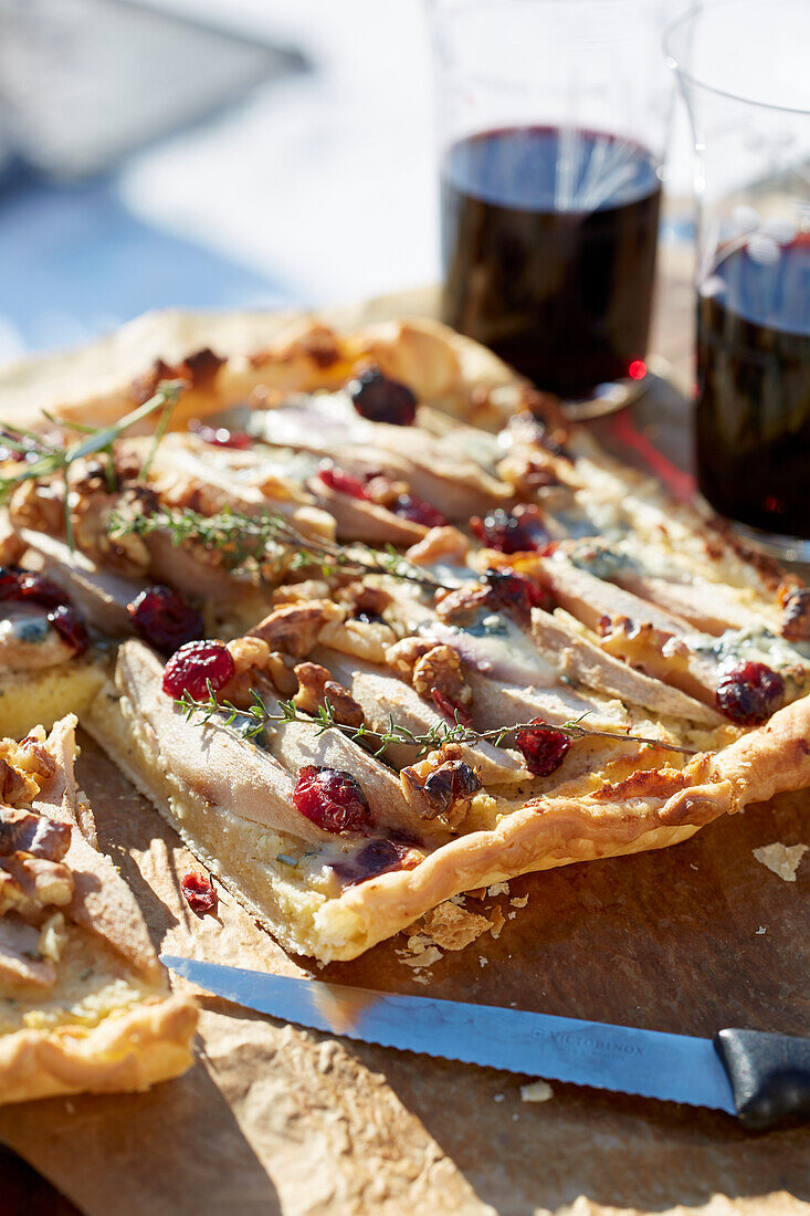 Birnen-Käse-Tarte mit Cranberries und Nüssen