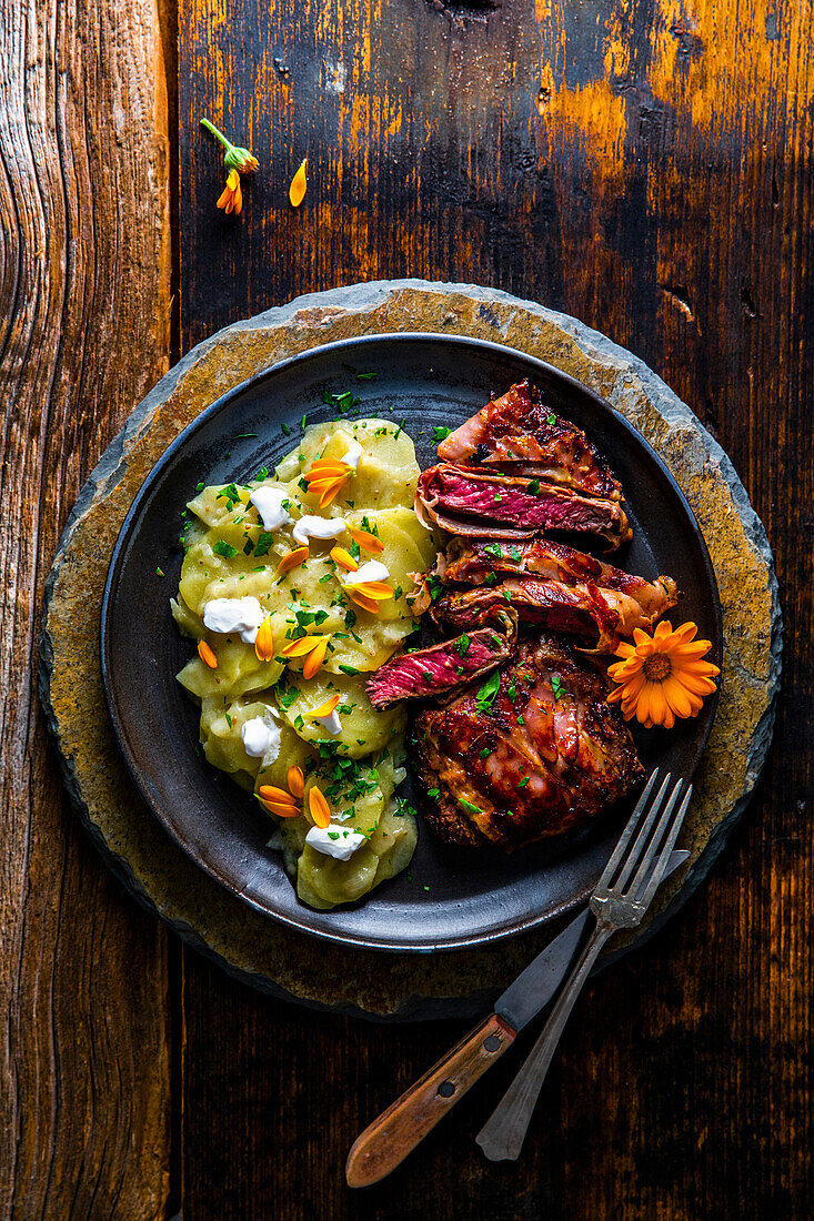 Rinderfilet im Speckmantel mit Sauerrahm-Kartoffeln