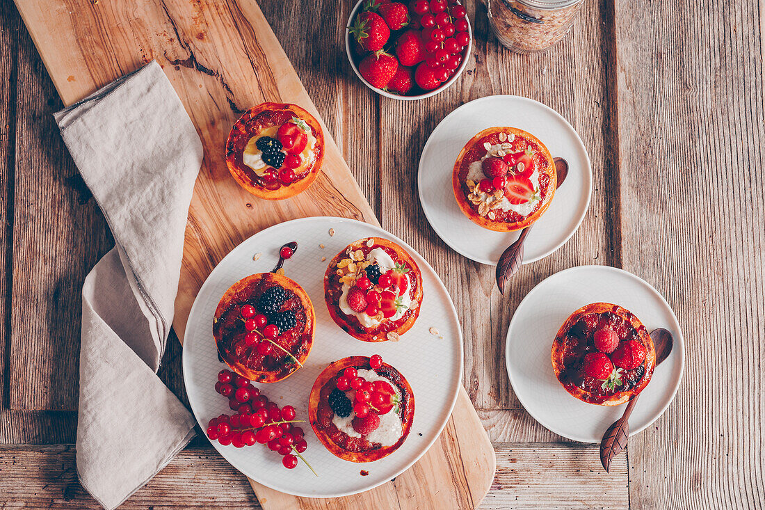 Gegrillte Grapefruithälften mit Beeren