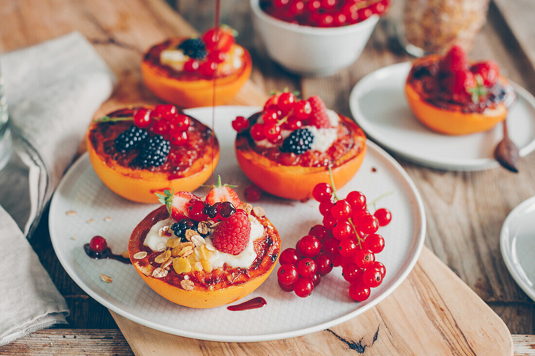 Gegrillte Grapefruithälften mit Beeren