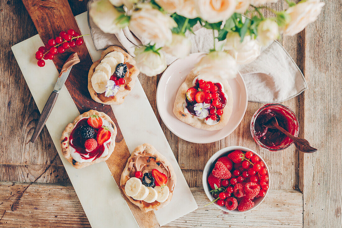 Grilled pita bread with fruit