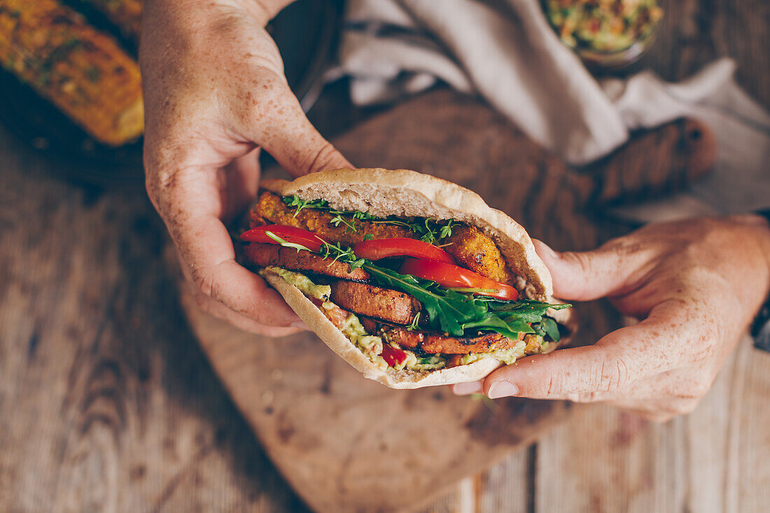 Gemüseburger im Pitabrot vom Grill