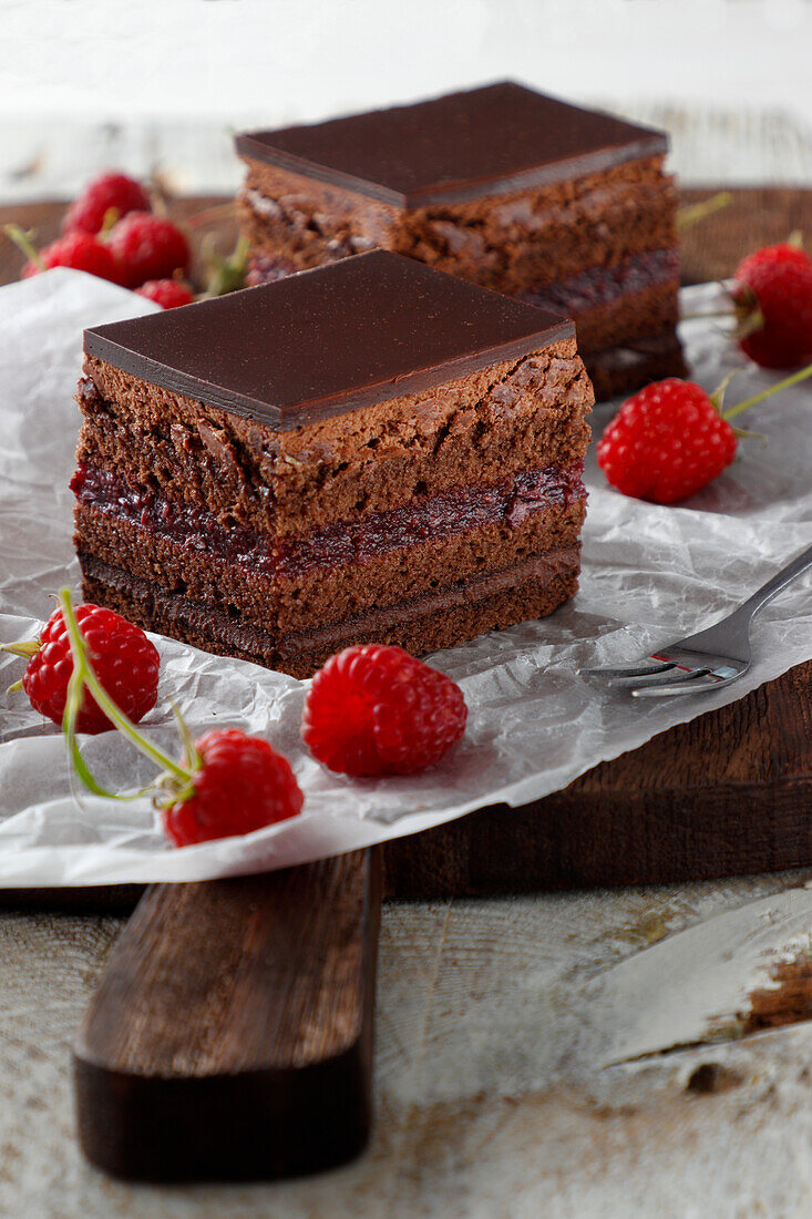 Geschichteter Schokoladenkuchen mit Himbeermousse