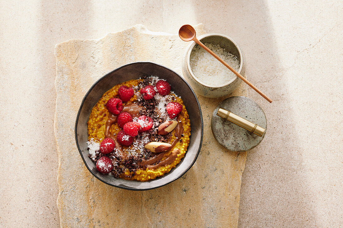 Golden Porridge mit Mandeldrink und Himbeeren