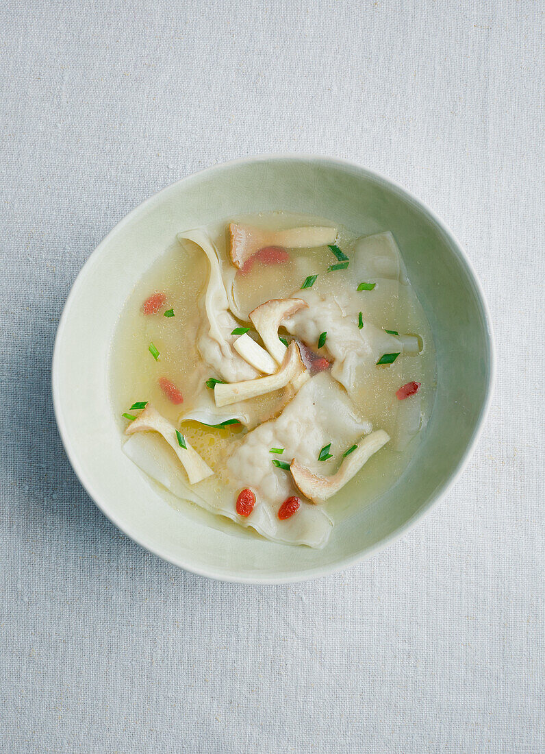 Klare Wan-Tan-Suppe mit Kokospilz und Bocksdornfrüchten