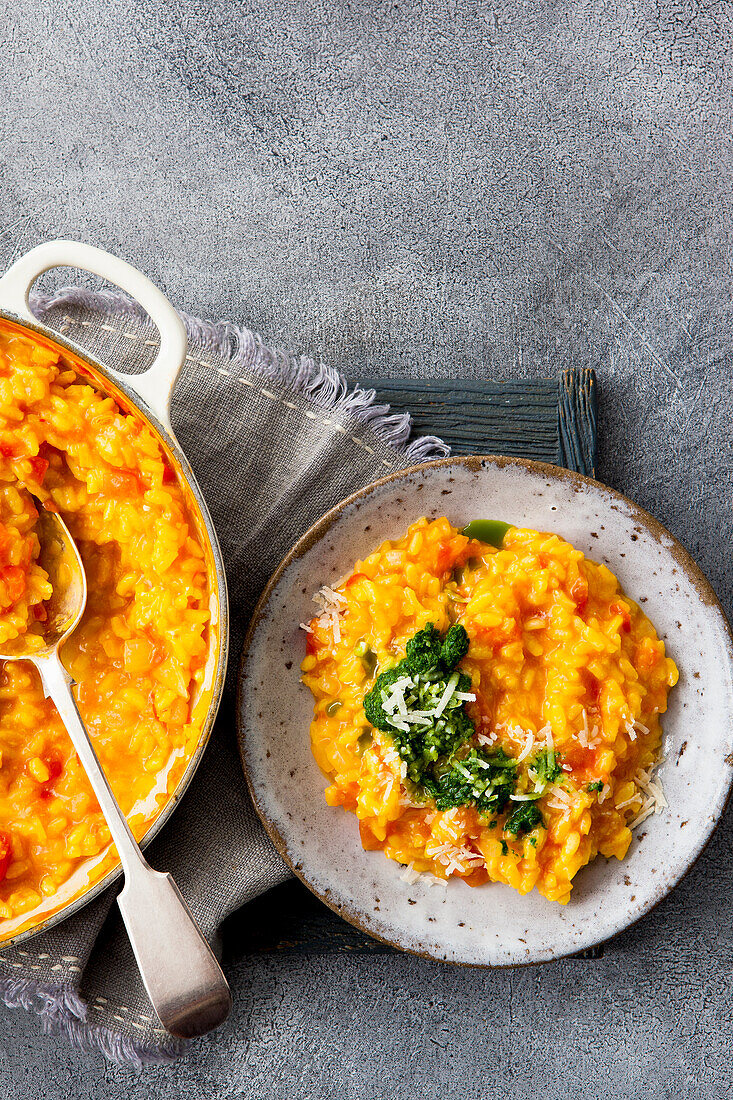 Einfaches, im Ofen gebackenes Tomatenrisotto