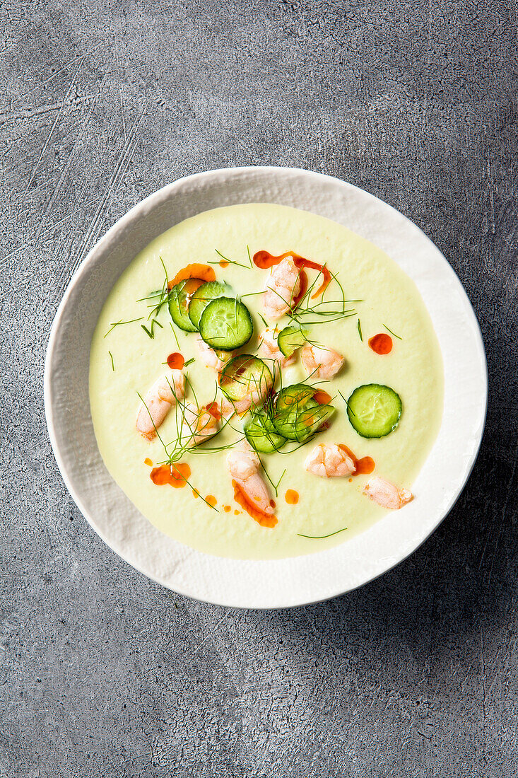 Gurken-Mandel-Suppe mit Garnelen, Mini-Gurken, Dill und gewürztem Olivenöl