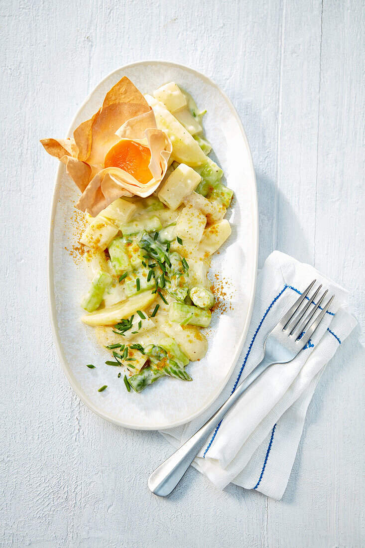 Spargel-Kartoffel-Ragout mit gebackenem Eigelb