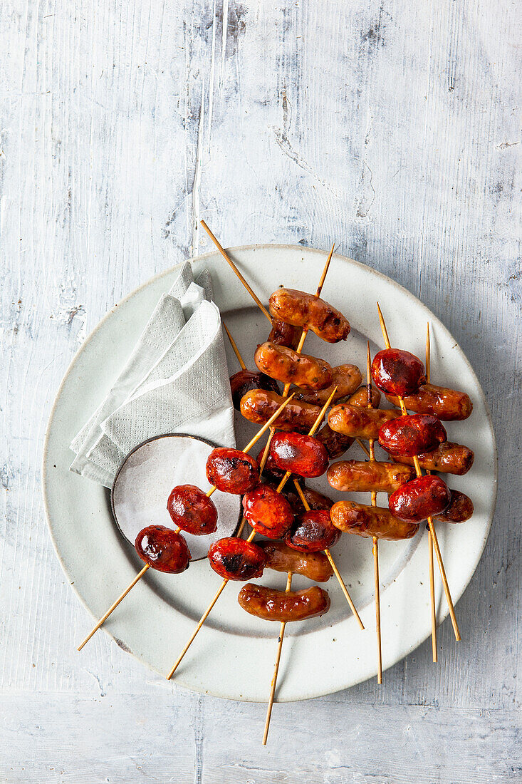 Spieße mit gebratenen Cocktailwürstchen