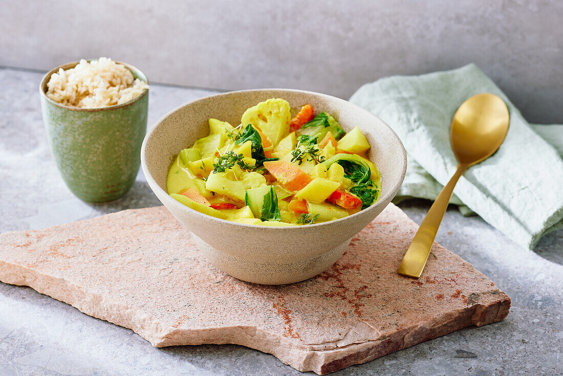 Inner-Glow-Curry mit Pak Choi, Blumenkohl, Pastinake und Kartoffel