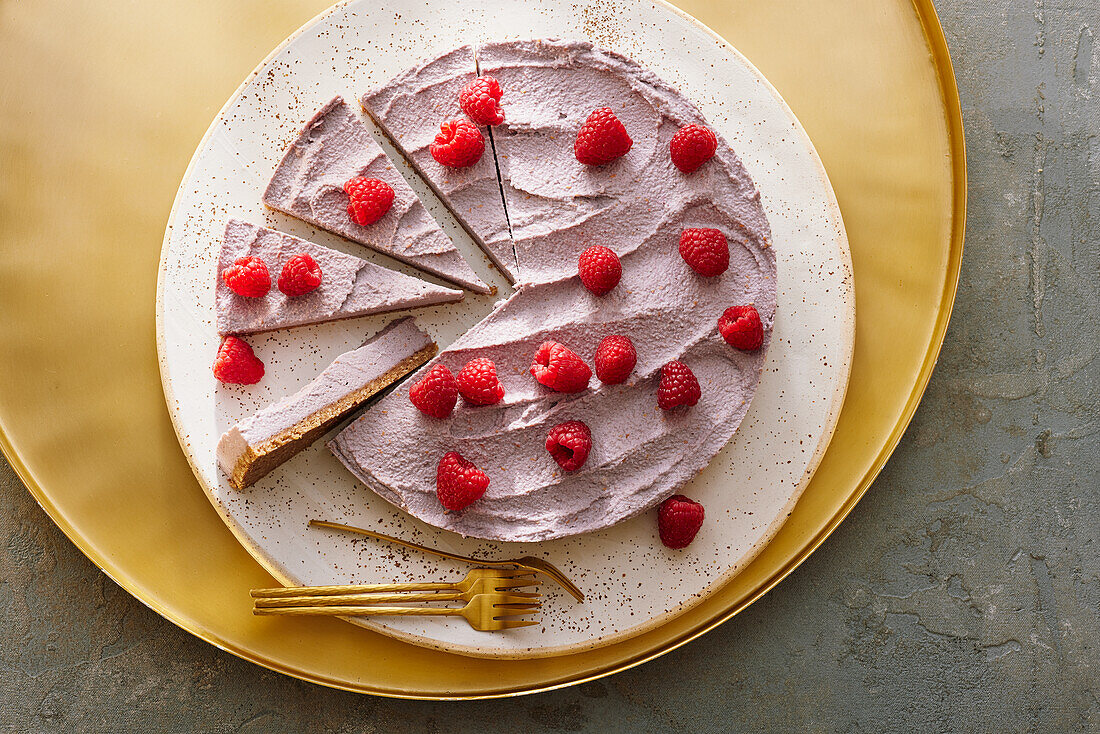 Vegan raspberry tart (Raw Baking)