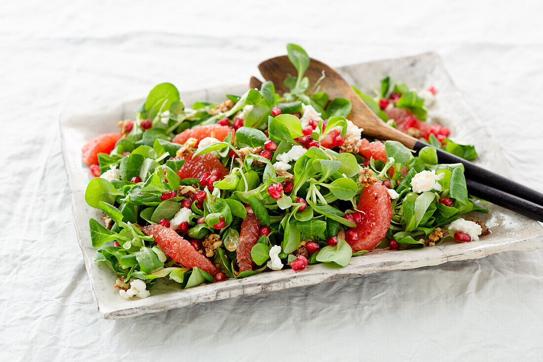 Feldsalat mit Grapefruit und Nuss-Crunch