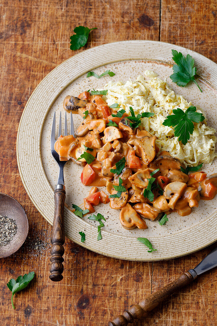 Pilzgulasch mit cremigem Sauerkraut