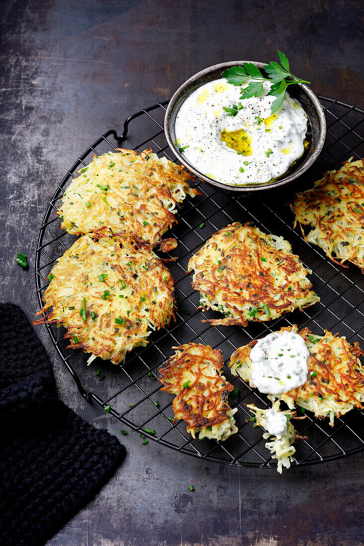 Kartoffel-Pastinaken-Puffer mit Kräuterquark