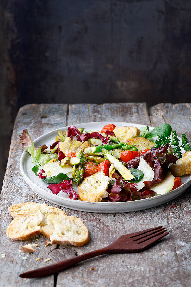 Spring salad with asparagus and bread crisps
