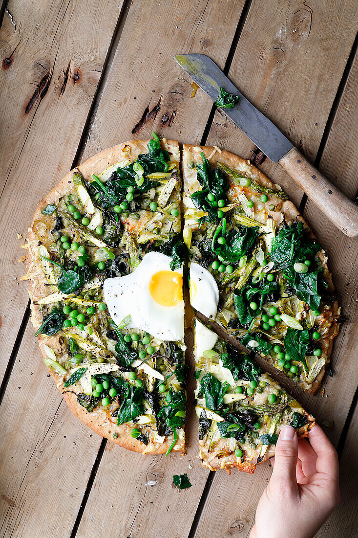 Green asparagus pizza with egg