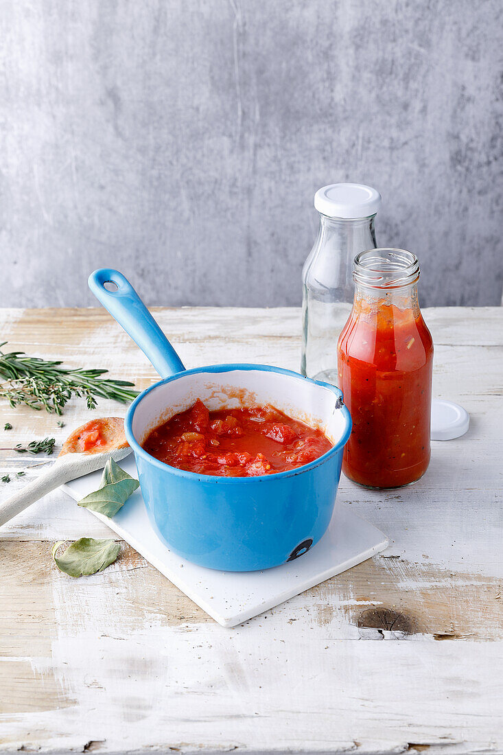 Selbstgemachte Tomatensauce in Schraubflaschen