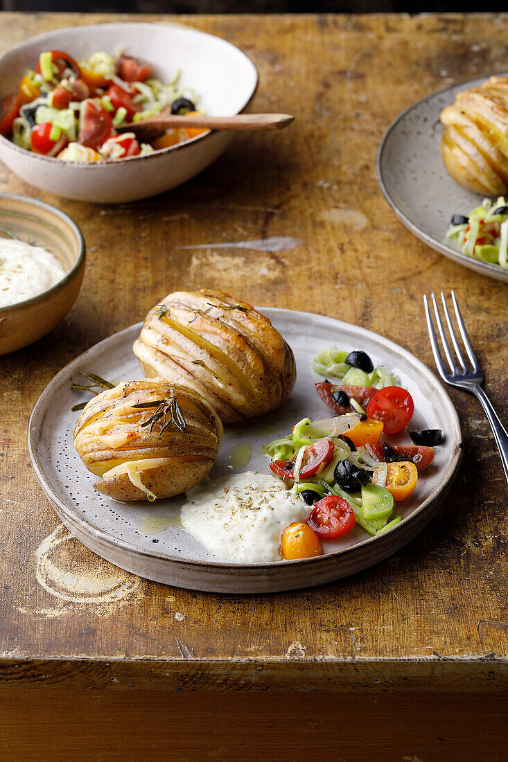 Fächerkartoffeln mit Fenchel-Mayo und Tomaten