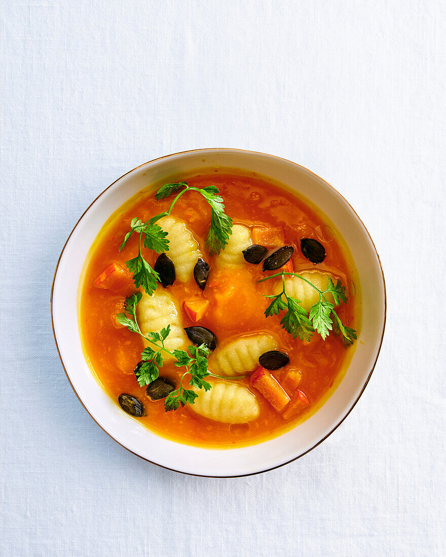 Kürbissuppe mit Gnocchi und Kürbiskernen