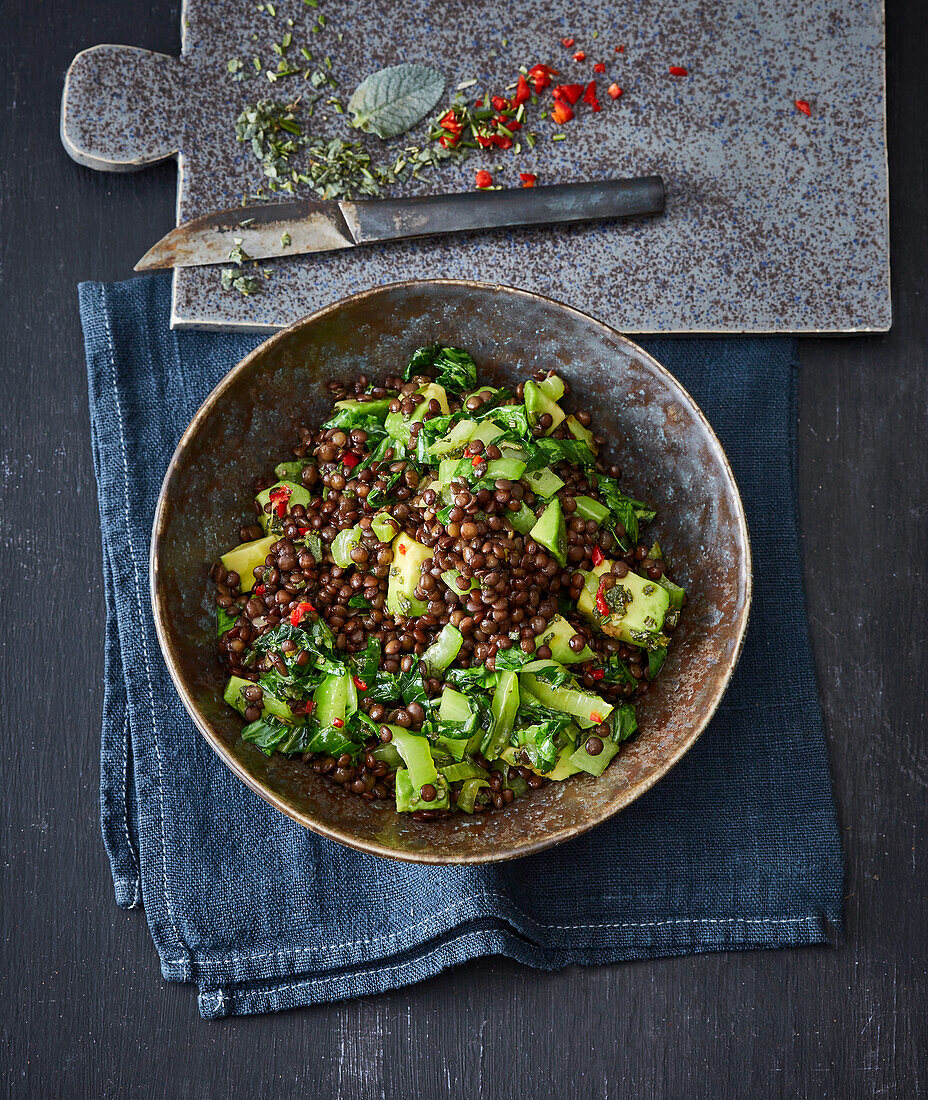 Veganer Linsensalat mit Pak Choi und Avocado