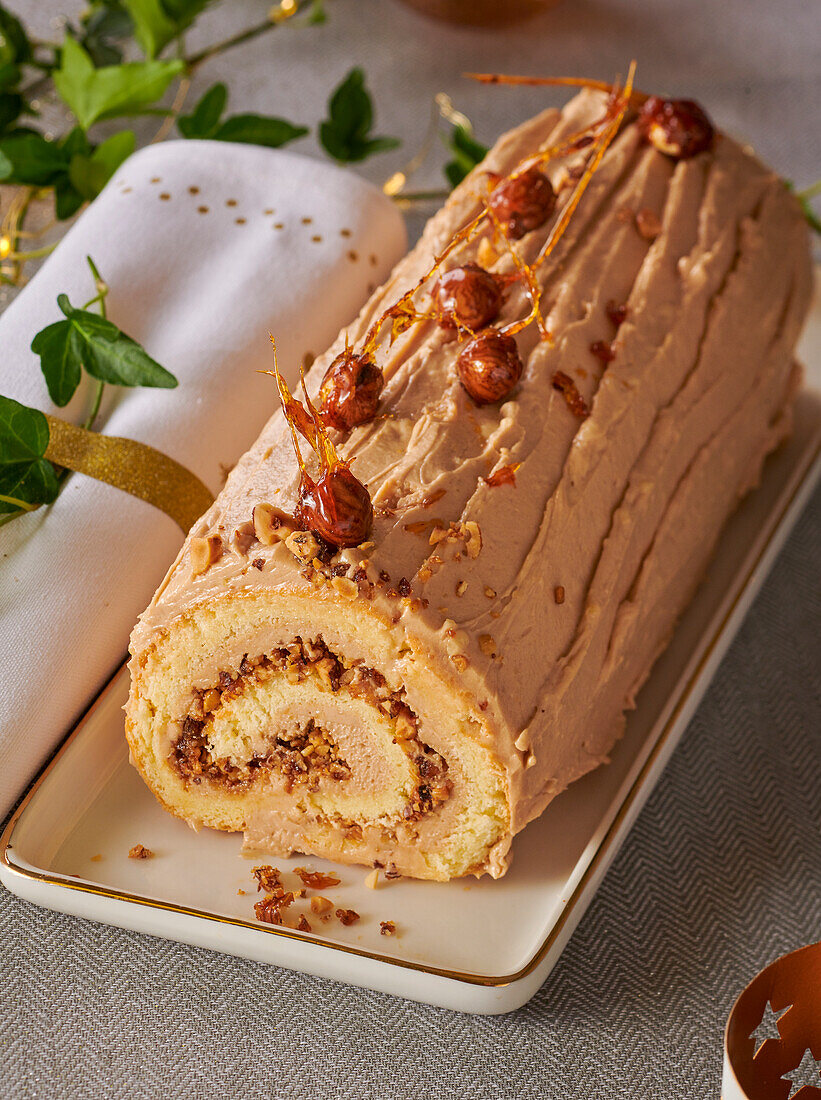 Bûche Praliné Noisette (Biskuitrolle mit Haselnusscreme, Frankreich)