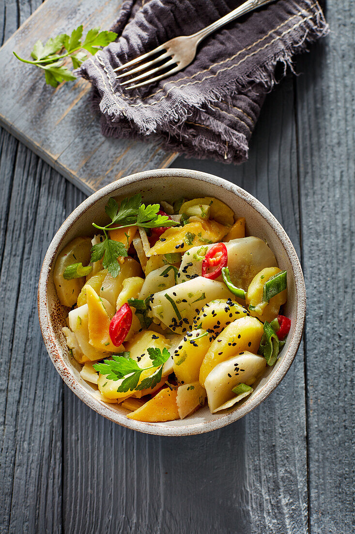 Topinambur-Kartoffelsalat mit Chili und scharzem Sesam