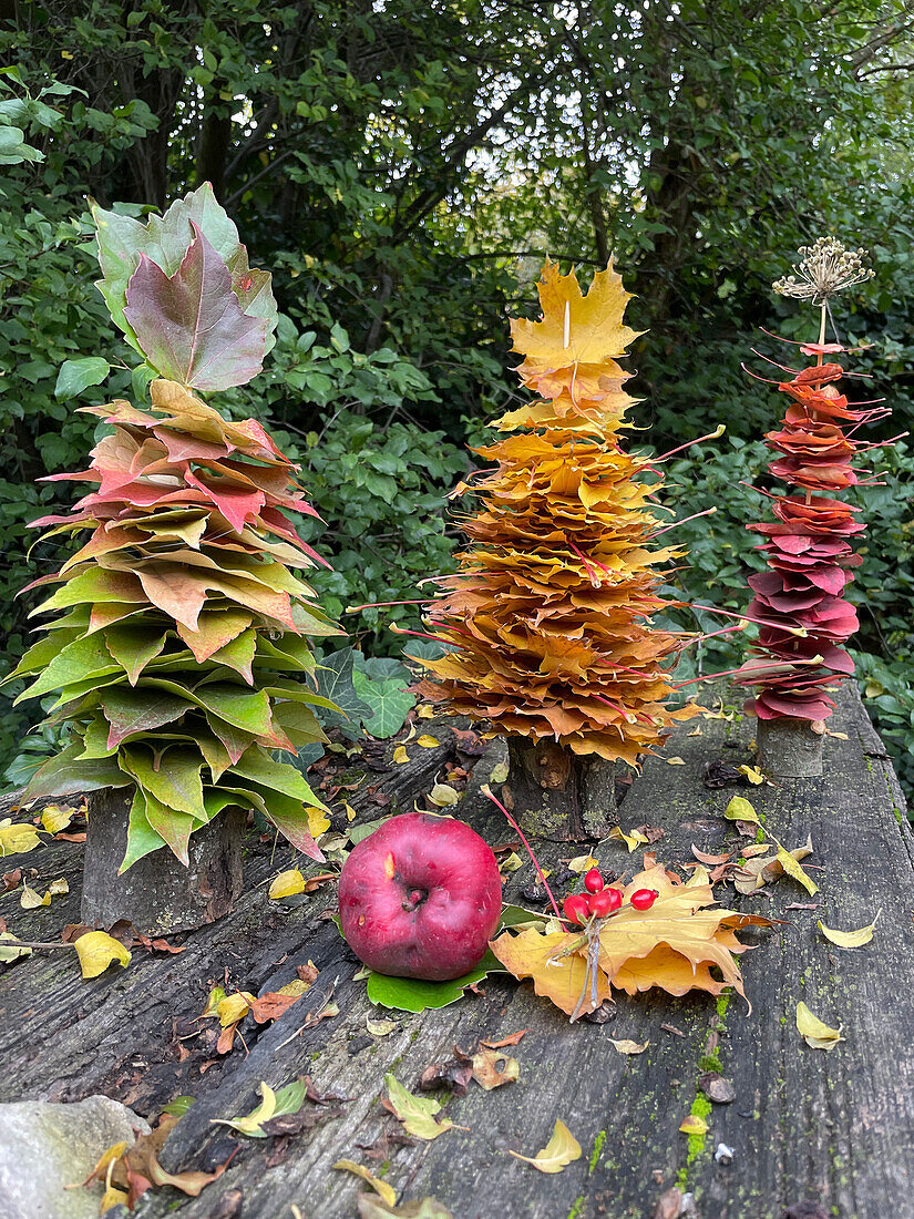 Aufgespießte bunte Blätter