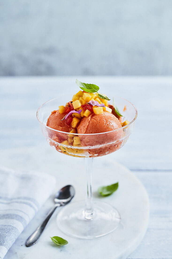 Tomaten-Basilikum-Sorbet mit Tomaten-Mango-Salat