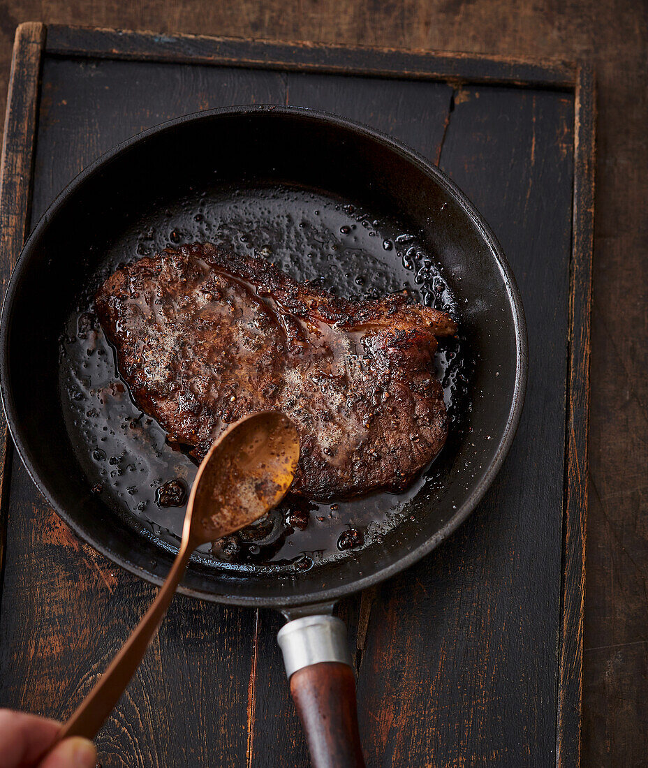 Gebratenes Steak mit Kaffee-Gewürz-Rub