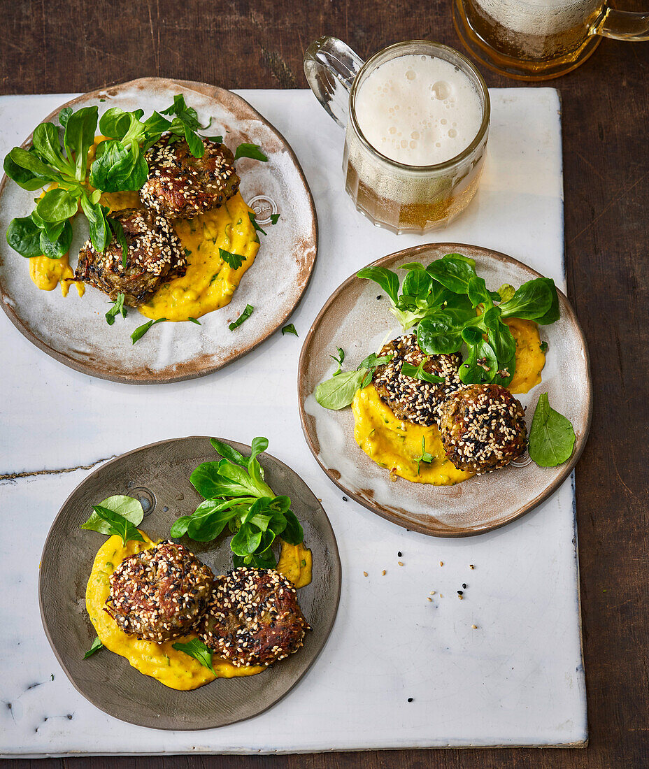 Vegane Knoblauch-Kartoffelplätzchen mit Kürbisdip und Feldsalat