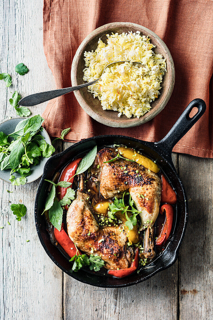 Hähnchenkeulen mit Paprika und Safranreis