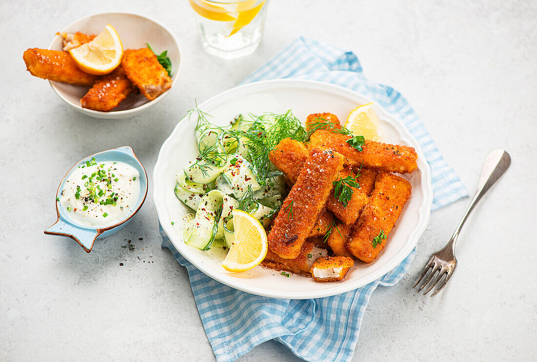 Fischstäbchen mit Gurkensalat