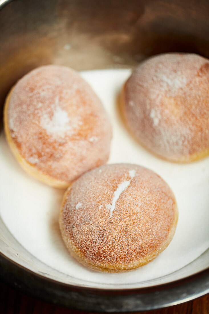 Pudding-filled doughnuts with icing sugar