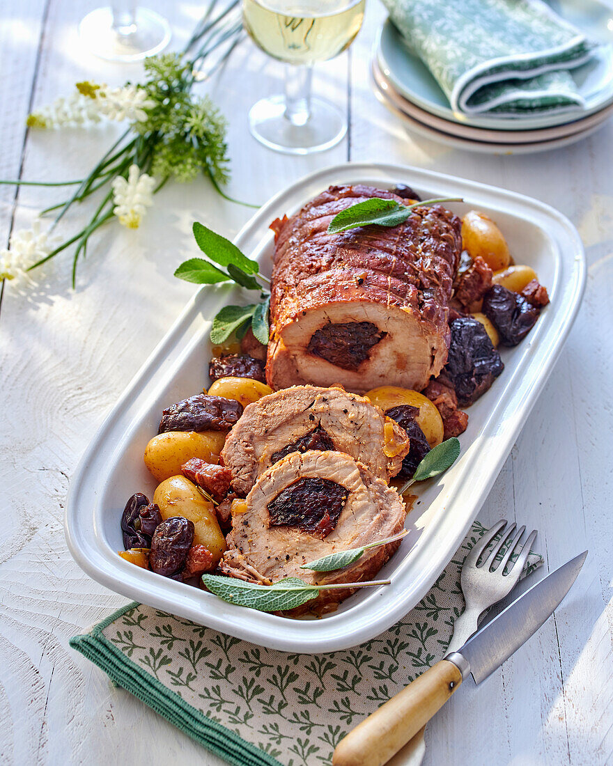 Schweinerollbraten mit Dörrpflaumen und Kartoffeln