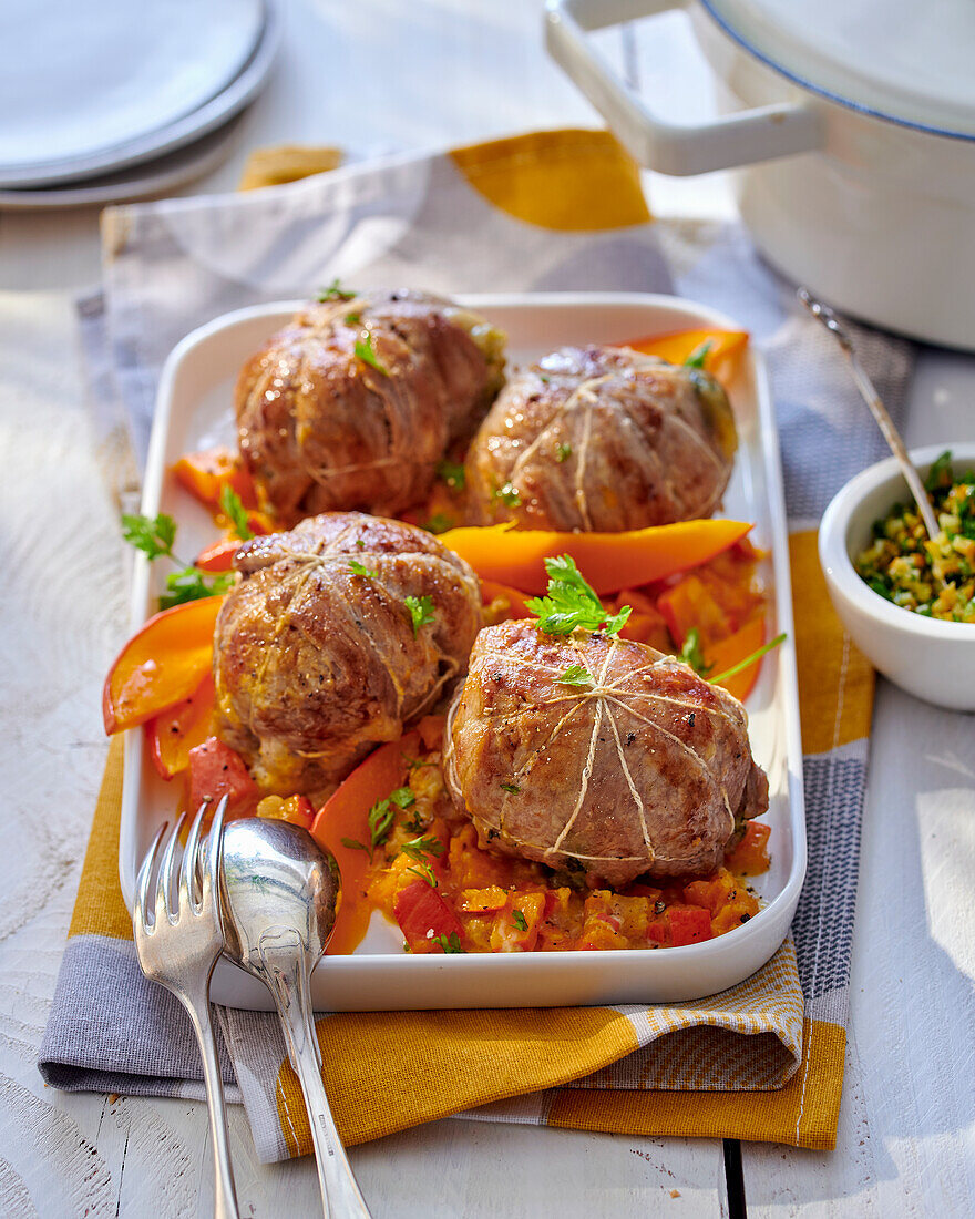 Kalbsroulade mit Kürbisschnitzen und Gremolata