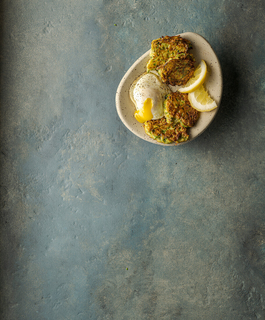 Zucchini-Fritters mit frittiertem Ei